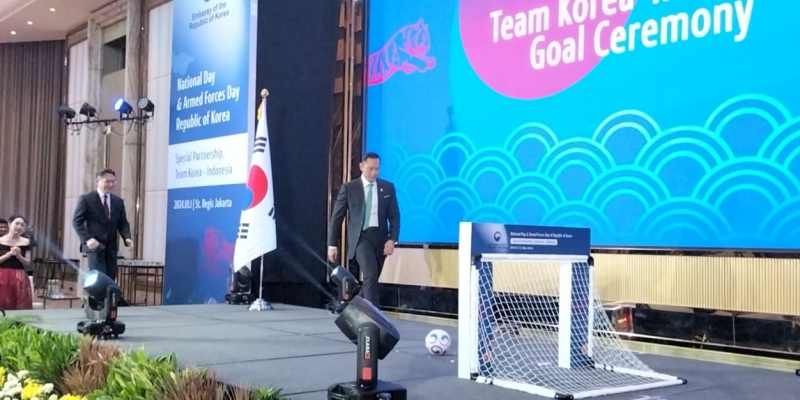 Menteri Agraria dan Tata Ruang RI, Agus Harimurti Yudhoyono menendang bola persahabatan di acara Hari Nasional dan Hari Angkatan Bersenjata Korea Selatan di Jakarta pada Selasa malam, 1 Oktober 2024/RMOL