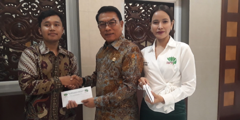 Moeldoko bersama Perempuan Tani HKTI Melepas Peraih Beasiswa Agrisrikandi HKTI ke China