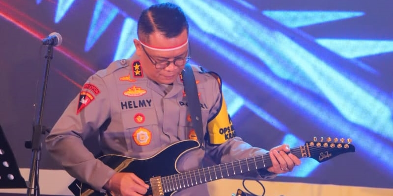 Kapolda Lampung Getarkan Semangat Pilkada Damai Lewat Petikan Gitar