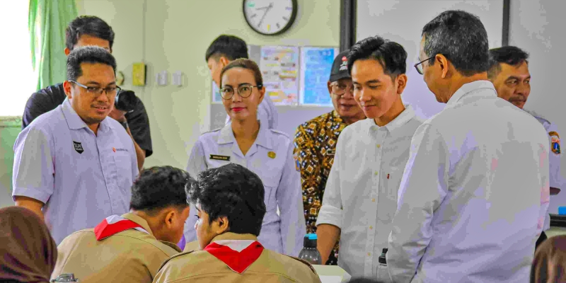 Heru Budi Bareng Gibran Tinjau Uji Coba Makan Bergizi Gratis di SMAN 70