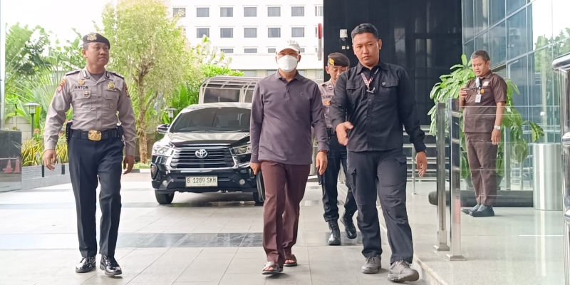 Ini Penampakan Rohidin Mersyah saat Digiring Masuk Gedung KPK