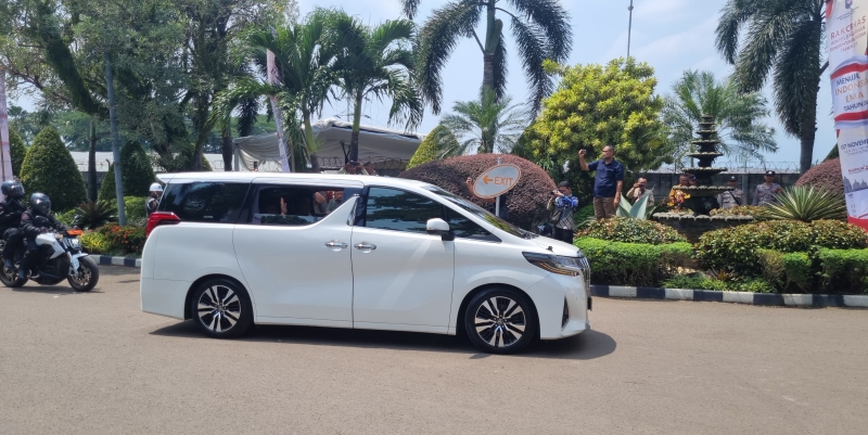 Prabowo Naik Alphard Hadiri Rakornas, Maung Membuntuti