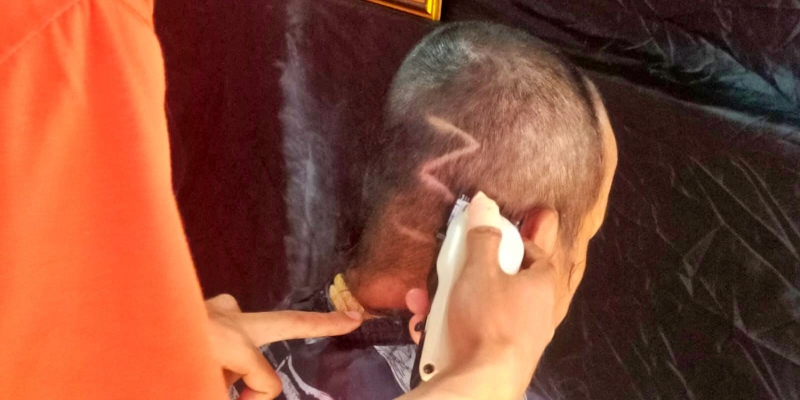 Cukur Day, Warga Jakarta Potong Rambut Berbentuk Angka 3