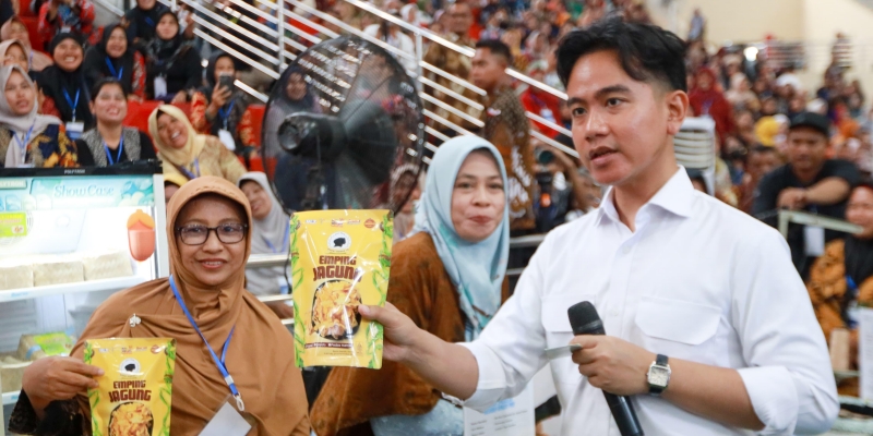 Wapres Gibran Borong Snack Emping Jagung di Semarang