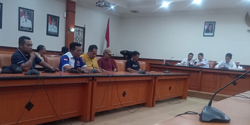 Kecewa dengan Kinerja, Sekelompok Massa Segel Kantor Pj Bupati Sampang