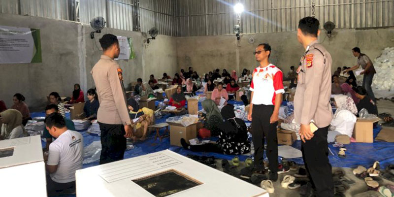 Polisi Kawal Proses Pelipatan Surat Suara Pilkada di Pringsewu