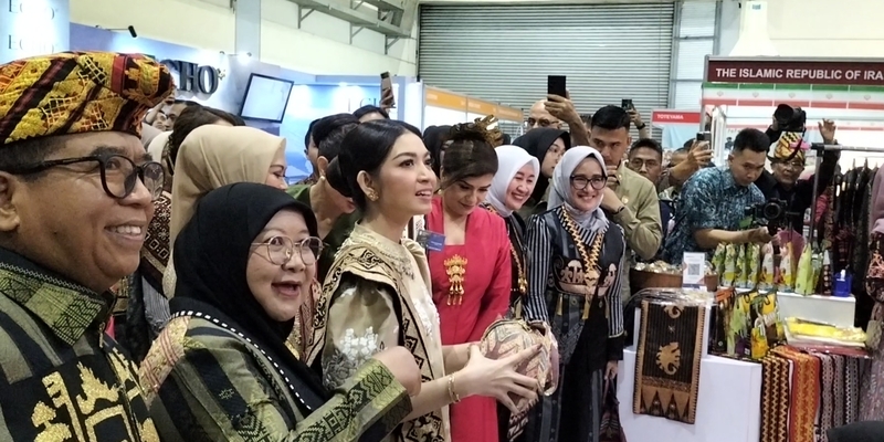 Ibu Wakil Presiden RI, Selvi Gibran Rakabuming saat mengunjungi stand Provinsi Lampung di acara Bazar Amal Tahunan Women's International Club (WIC) ke-55 di Jakarta Convention Center, Hall B pada Rabu, 13 November 2024/RMOL