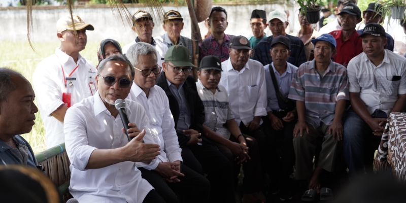 Serap Aspirasi di Sawah, Menko Zulhas Janji Bantu Irigasi Petani Lumajang