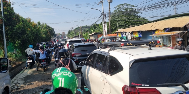 Prabowo Hadiri Rakornas di SICC, Jalan Alternatif Sentul Macet Parah