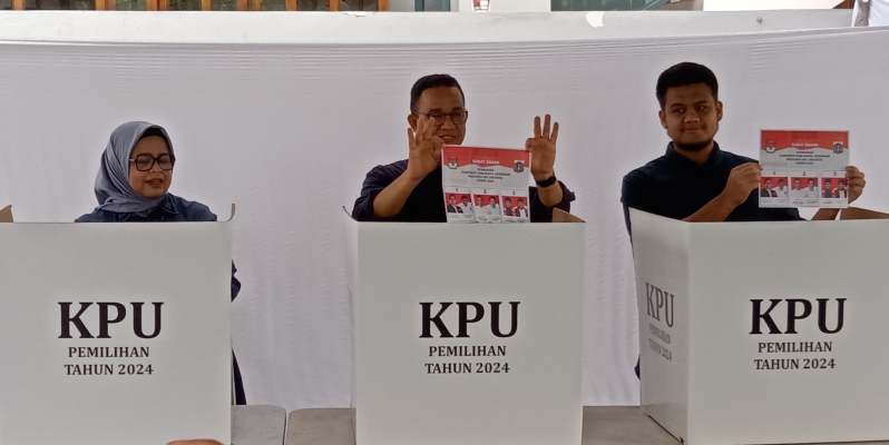 Kompak Berkemeja Biru Dongker, Anies dan Keluarga Nyoblos di Cilandak