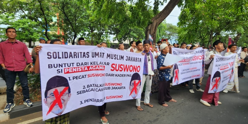 Demo Ikatan Santri DKI Minta PKS Pecat Suswono