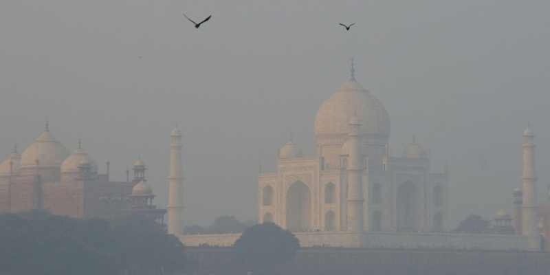 Taj Mahal dan Kuil Emas India Tertutup Kabut Asap Beracun