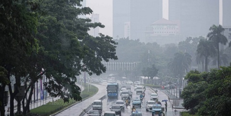 Hujan Ringan Diprediksi Rata Basahi Jakarta Malam Ini