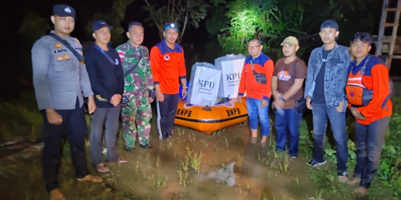 BNPB Turun Membantu Amankan Kotak Suara di Banjir Sekadau