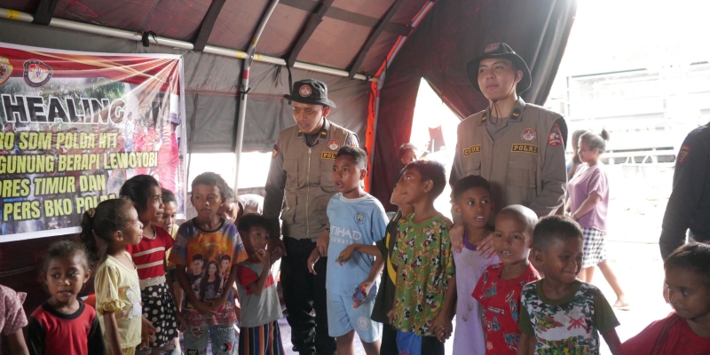 Trauma Healing Polri Dampingi Anak-Anak Korban Erupsi Lewotobi Laki-Laki