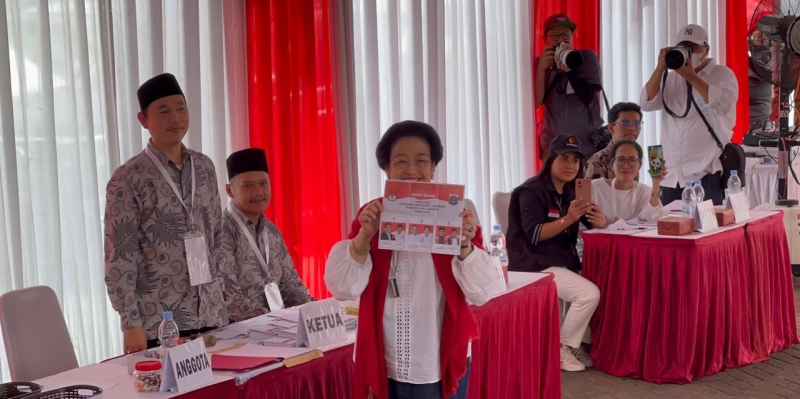 Megawati Nyoblos Ditemani Puan dan Prananda