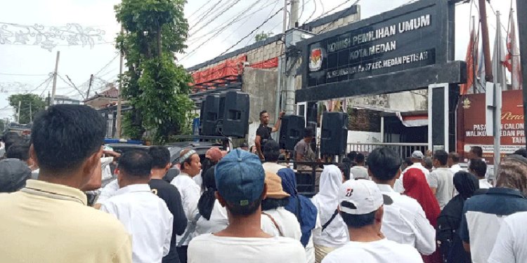 Dinilai Tak Mampu Bekerja, Warga Medan Geruduk KPU Medan Minta Pilkada Diulang