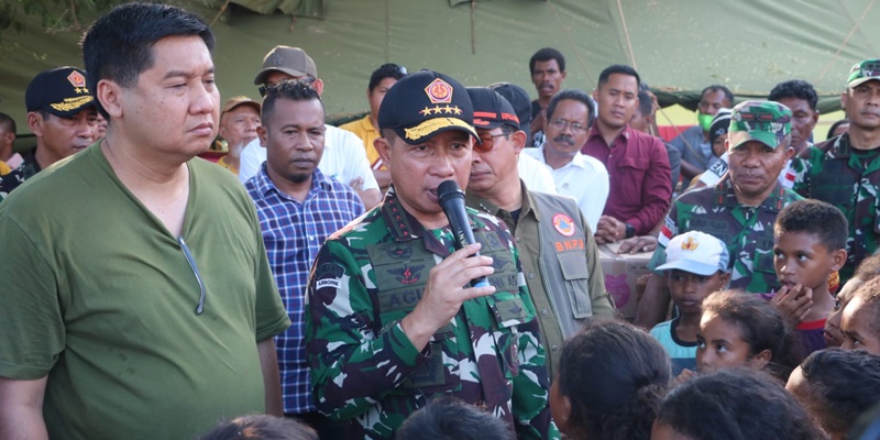 Kunjungi Barak Pengungsi