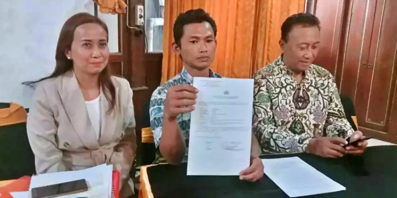 Tukang Pijat jadi Tersangka Karena Tambal Rumah Bocor Pakai Baliho Paslon Bupati