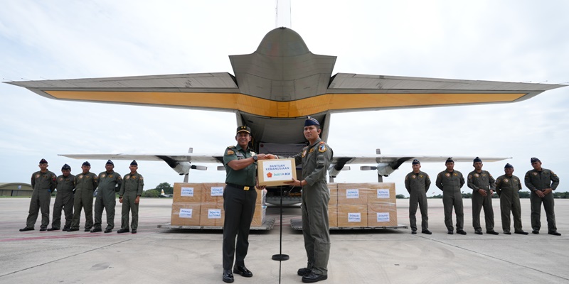 TNI dan BCA Berkolaborasi Kirim Bansos ke Korban Erupsi di NTT