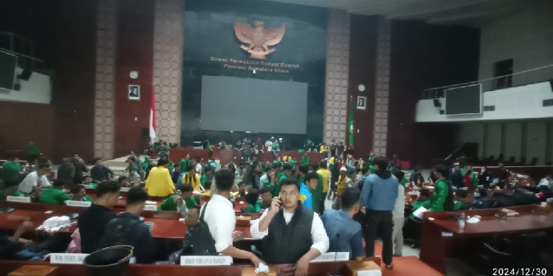 Tolak PPN 12 Persen, Mahasiswa Duduki Ruang Paripurna DPRD Sumut