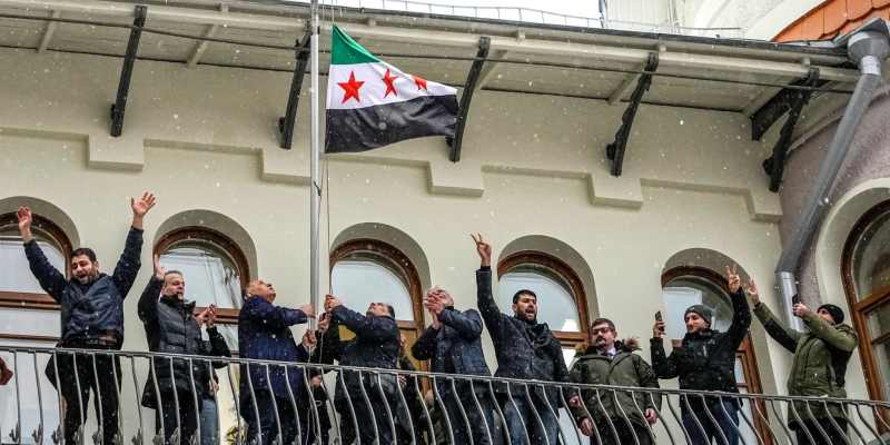 Bendera Oposisi Suriah Berkibar di Atas Gedung Kedutaan Moskow