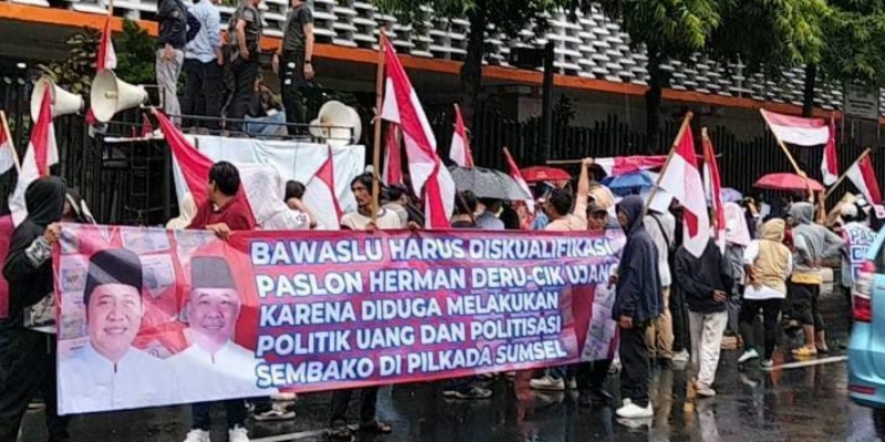 Bawaslu Digeruduk Warga Sumsel Tuntut Diskualifikasi Herman Deru