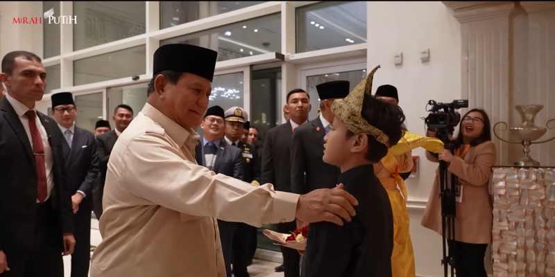 Siswa SD Sekolah Indonesia Kairo Bangga Sambut Kedatangan Prabowo