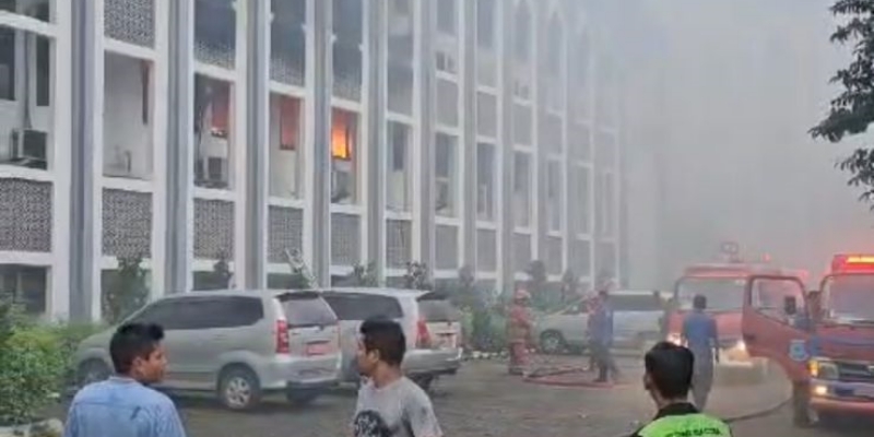 Gedung Rektorat UIN Syarif Hidayatullah Terbakar