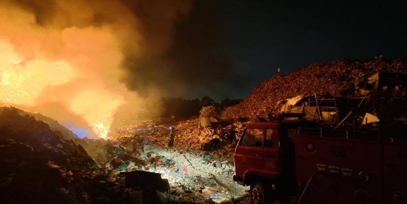 Hingga Dini Hari Kebakaran TPA Bakung Bandar Lampung Belum Padam