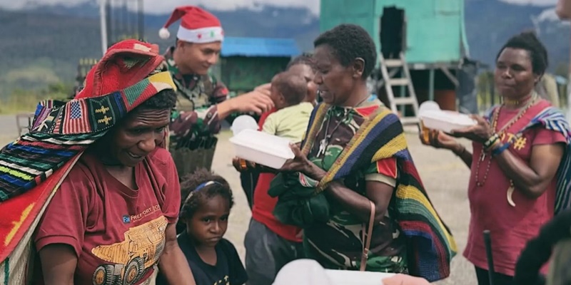 Satgas Yonif 509 Kostrad Berbagi Makanan ke Warga Papua