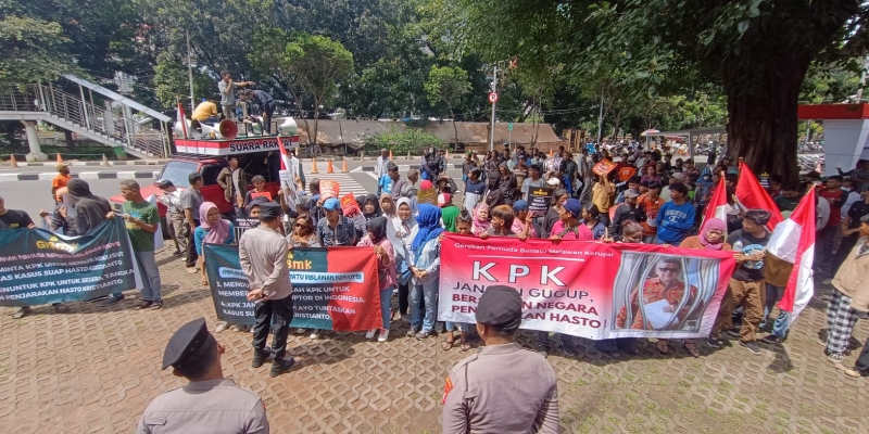 Desakan Tangkap dan Penjarakan Hasto Kristiyanto Menggema di Gedung Merah Putih KPK