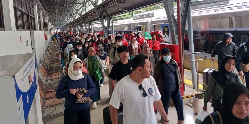 Penumpang Kereta Meningkat Tajam, Begini Penjelasan KAI