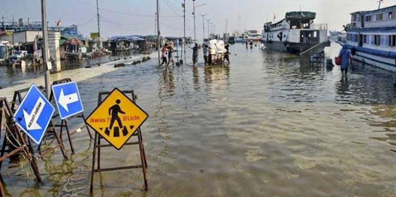 Banjir Rob di Pesisir Jakut Berangsur Surut