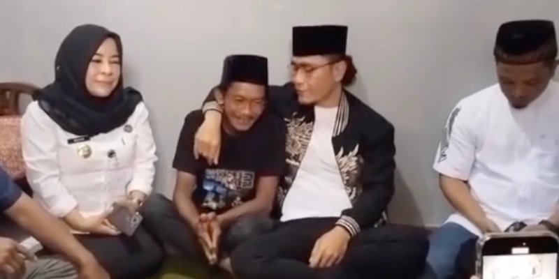 Gestur Gus Miftah saat Minta Maaf ke Tukang Es