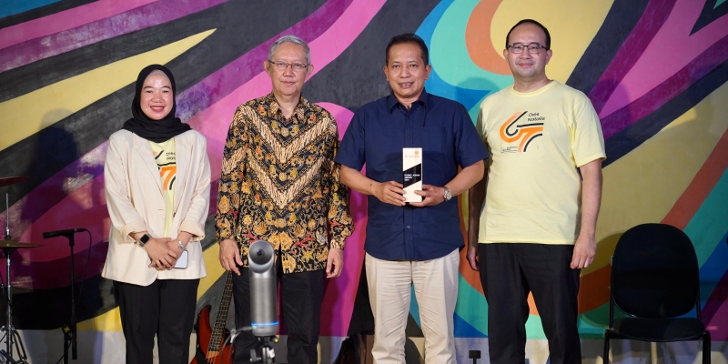 Wamenkop Ferry Juliantono Raih Robby Djohan Award di Unpad