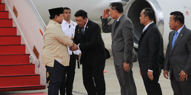 Tiba di Tanah Air, Prabowo Langsung Pimpin Ratas Kabinet di Lanud Halim