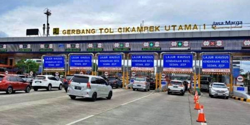 Contraflow Berlaku di Tol Japek Urai Kemacetan Libur Natal