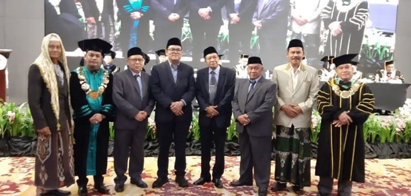 215 Mahasiswa STAI dan STKIP Syekh Manshur Diwisuda