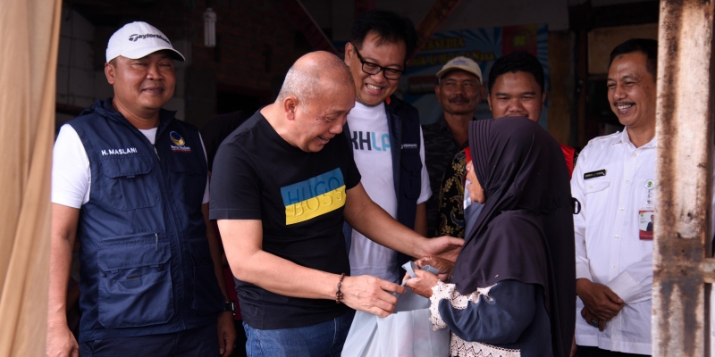 Saan Mustopa Bantu Warga Terdampak Banjir Rob di Karawang