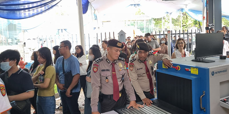 Lewati Pintu Metal Detector, Warga Jakarta Mulai Padati Katedral