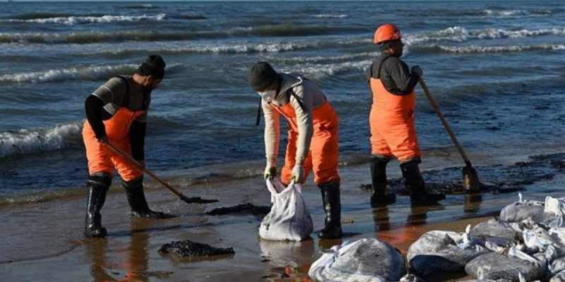 Rusia Tetapkan Status Darurat Respons Perluasan Tumpahan Minyak di Laut Hitam