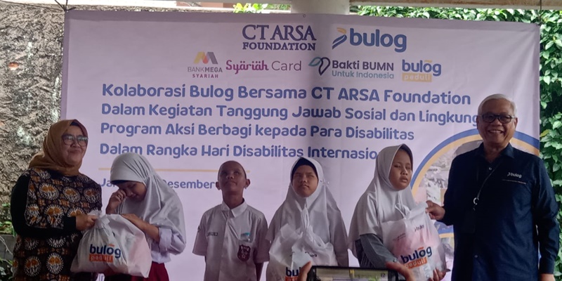 Gandeng CT Arsa Foundation, Bulog Berbagi ke Penyandang Disabilitas