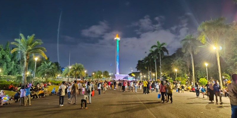 Jelang Pergantian Tahun, Wisatawan Mulai Padati Kawasan Monas