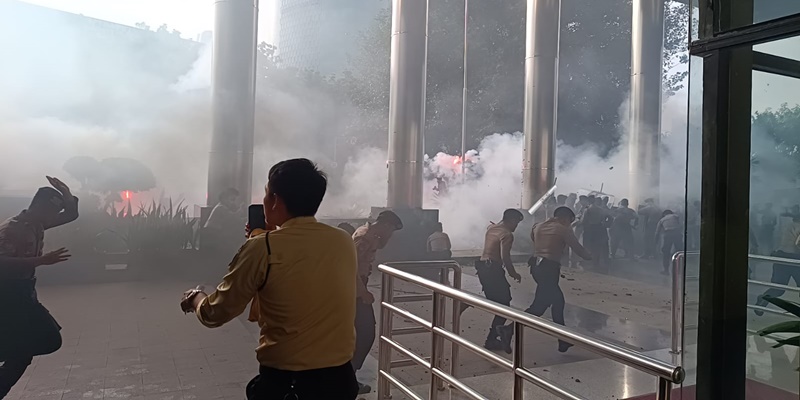 Demo Tangkap Harun Masiku di KPK Berakhir Ricuh