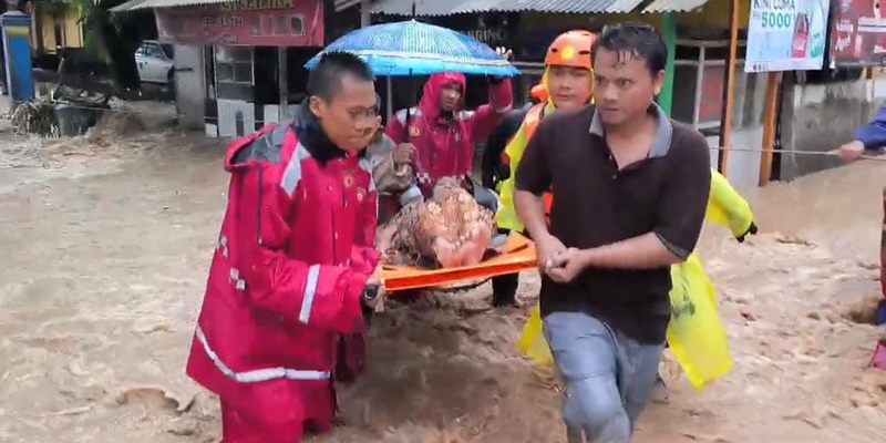 Polri Sukses Evakuasi Ibu dan Bayi Terjebak Banjir Bandang