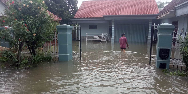 Banjir Mulai Surut, Warga Jombang Masih Bertahan di Pengungsian