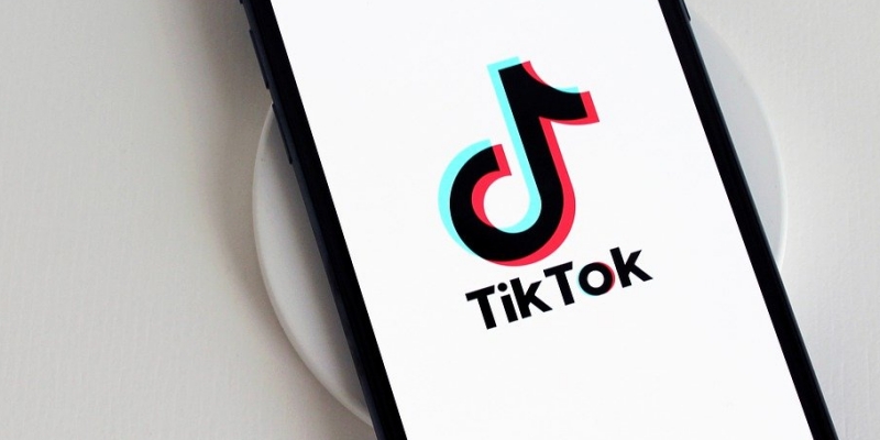 Senator AS Sebut TikTok sebagai Penjahat Kelas Kakap