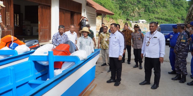 Titiek Soeharto Beri Bantuan Kapal untuk Nelayan di Gunungkidul