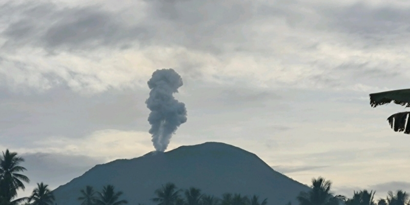 Gunung Ibu Meletus hingga 700 Meter ke Langit